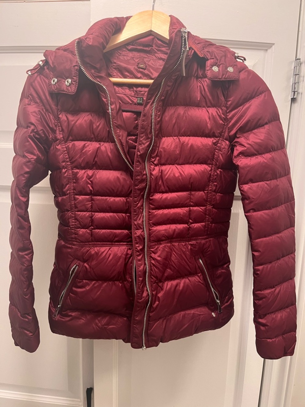 Massimo Dutti Super Light Women’s Quilted Hooded Puffer Jacket in Burgundy.